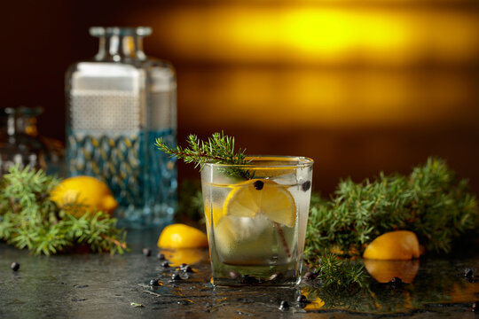 Cocktail gin and tonic with ice and lemon slice.