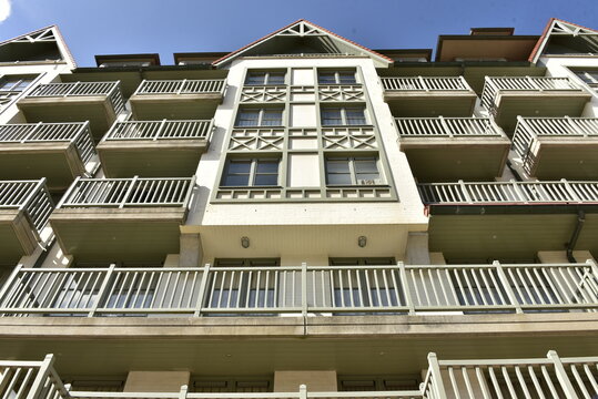 Immeuble moderne &agrave; appartements avec cachet faux colombages &agrave; Oostduinkerke 