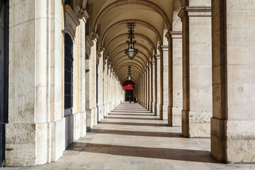 Obraz premium Vaulted ceiling with ornate iron lamps hanging in courtyard walkway