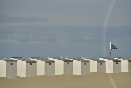 Cabines en rang&eacute;e sur le sable &agrave; Oostduinkerke (Flandre Occidentale) 