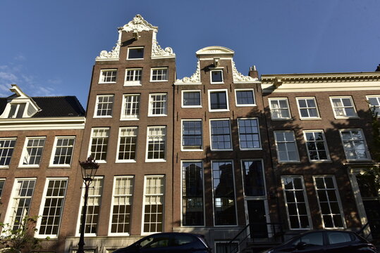 Maisons traditionnelles et typiques avec souvent toit &agrave; deux versant ainsi qu'un crochet tout en haut des frontons &agrave; Amsterdam (Nederland)