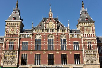 Naklejka premium La façade monumentale de la Gare d'Amsterdam Centraal aux Pays Bas 