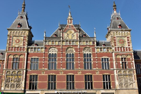 La fa&ccedil;ade monumentale de la Gare d'Amsterdam Centraal aux Pays Bas 