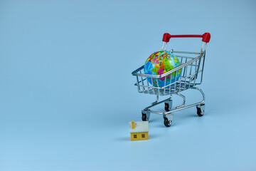 Small shopping cart holds globe © Nazir