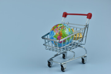 Small shopping cart holds globe © Nazir