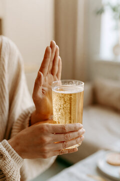 アルコールハラスメント・無理な飲酒を手のひらで制止する