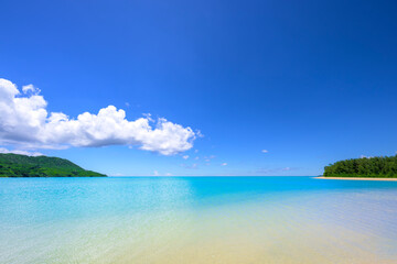 石垣島　フナクヤ浜に広がる透明な遠浅の海と青空が美しい夏の南国絶景風景 © Masahiro.Hamanaka