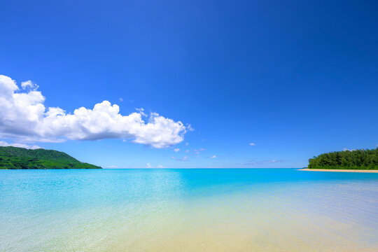 石垣島　フナクヤ浜に広がる透明な遠浅の海と青空が美しい夏の南国絶景風景