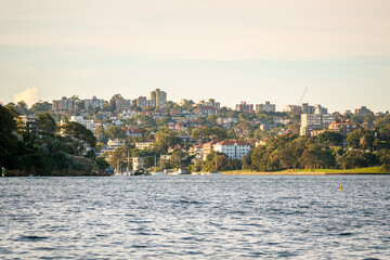 Obraz premium Harbourside residential district with a waterfront park at sunset in autumn