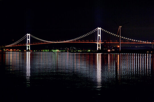 夜に浮かぶ白鳥大橋の輝き