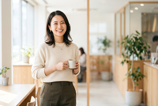 カフェでコーヒーを飲む笑顔の女性 Generative AI