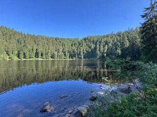 Fototapeta premium Former glacial lake Mummelsee or Lake Mummel (Black Forest National Park, Germany) - Der Mummelsee an der Schwarzwaldhochstraße oder ehemaliger Karsee Mummelsee (Nationalpark Schwarzwald, Deutschland)