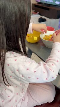 ごはんを食べる子供