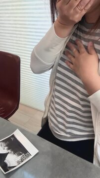 つわりで吐きそうになる妊婦