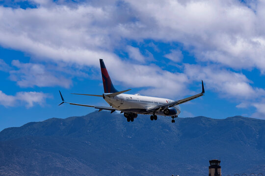 Sunport International Airport 5-31-2026 Albuquerque, NM USADelta Airlines Boeing 737-900ER N918DU arrival into runway 8 at Albuquerque Sunport international airport.