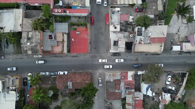 Vista a&eacute;rea cenital con dron del tr&aacute;fico de autom&oacute;viles en una intersecci&oacute;n de calles urbanas en M&eacute;xico.