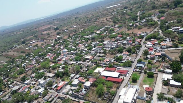 Din&aacute;mico sobrevuelo con dron FPV inclin&aacute;ndose sobre el pueblo rural de San Andr&eacute;s de la Cal en Morelos, M&eacute;xico.