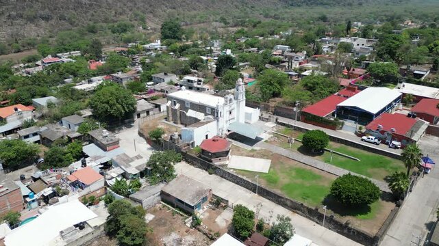 Toma a&eacute;rea con dron en &oacute;rbita alrededor de la hist&oacute;rica iglesia blanca de San Andr&eacute;s de la Cal en Tepoztl&aacute;n, Morelos, M&eacute;xico.