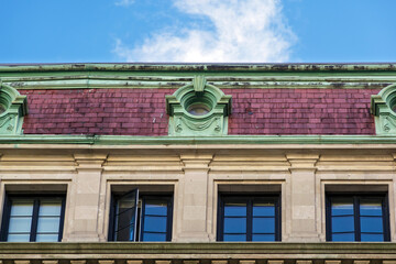 Upper facade detail of a historic Beaux-Arts building in Boston  © Baharlou
