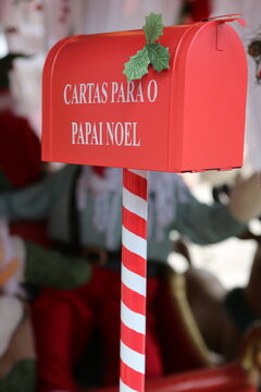 caixa postal com enfeite de natal