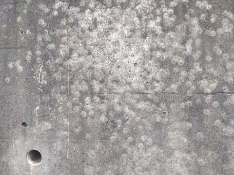 鉄道高架下のボール投げの跡のある古い擁壁風景