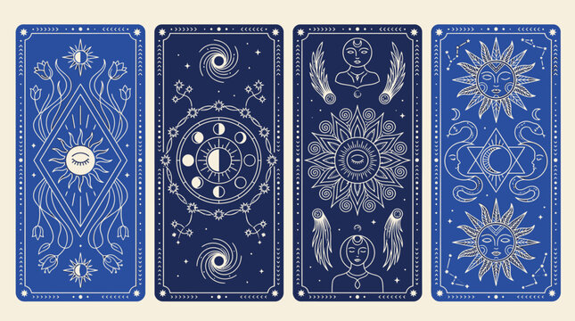 Ensemble de quatre cartes de tarot au design &eacute;sot&eacute;rique avec des illustrations c&eacute;lestes, des phases de lune, des soleils et des motifs mystiques sur un fond bleu profond.
