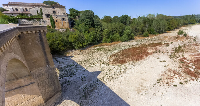 Le gardon &agrave; sec, pont Saint-Nicolas et prieur&eacute; Saint-Nicolas de Campagnac, &eacute;t&eacute;, s&eacute;cheresse, &agrave; sec, &eacute;tiage, 