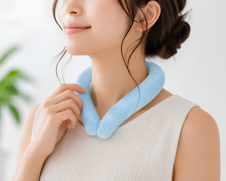 ネッククーラーをつける女性