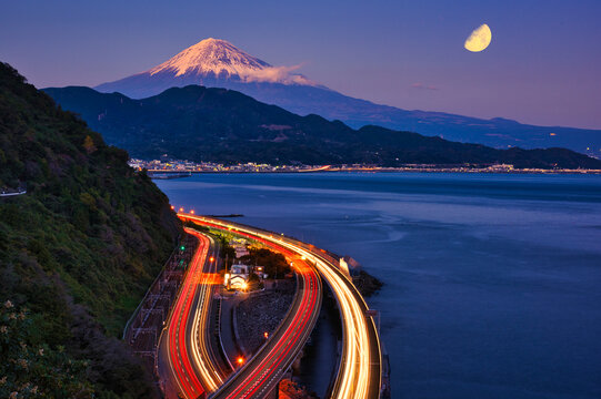 薩埵峠より富士山と東名高速道路の夜景