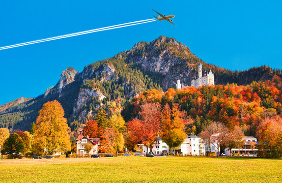 紅葉の美しいノイシュバンシュタイン城の絶景