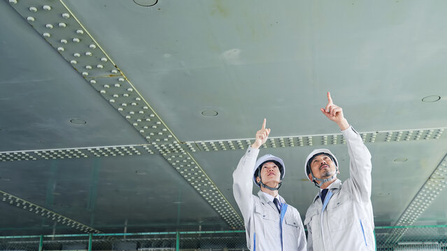 設備を点検する作業員。工事、検査、修理、メンテナンス、保守、建設、チームワーク、業者、人材、安全