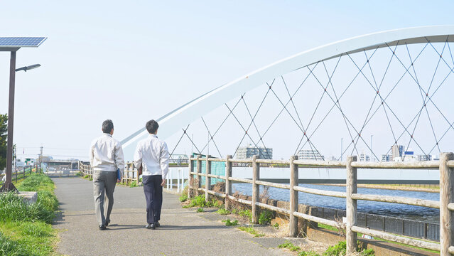 歩く作業員のグループ。点検、防災、業者、建設、安全、検査、自治体、公務員、見回り、確認、保守、工事