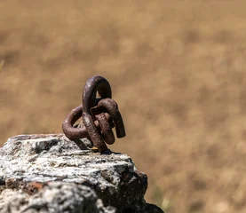 rostige große Kettenglieder sind in einem Felsen verankert, Toskana, Italien, © spuno