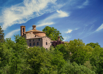 Gebäude vor der Kirchenruine der Zisterzienserabtei San Galgano, Abbazia San Galgano, Gotik, Chiusdino, Toskana, Italien © spuno