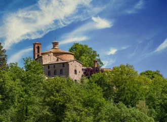 Gebäude vor der Kirchenruine der Zisterzienserabtei San Galgano, Abbazia San Galgano, Gotik, Chiusdino, Toskana, Italien © spuno