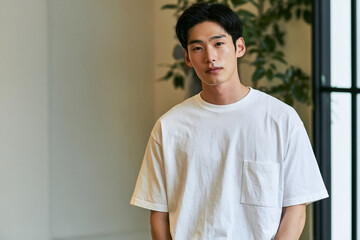 Obraz premium 白いTシャツを着た若い男性の広告イメージ