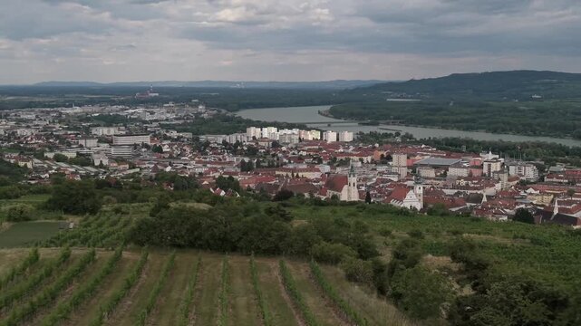 Krems liegt in den Weing&auml;rten 