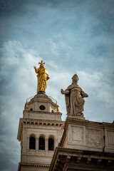 Obraz premium Statues Crowning the Basilica del Sacro Cuore di Gesù a Castro Pretorio in Rome, Italy