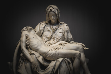 Obraz premium The Pietà by Michelangelo in St. Peter's Basilica - Vatican City