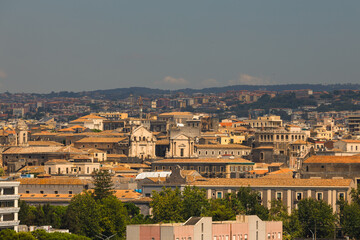 Fototapeta premium Majestic Mount Etna volcano towering over the historic cityscape of Catania, Sicily. A stunning contrast of urban architecture and dramatic natural landscape.
