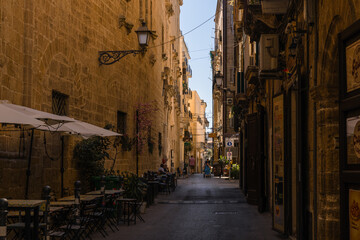 Obraz premium Charming historic streets and architecture of Taranto old town (Citta Vecchia) in Puglia, Italy. Featuring ancient stone buildings, narrow alleys, and rich heritage.