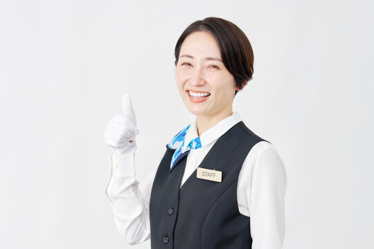 女性スタッフ　受付・バスガイド　グッドサイン　白背景