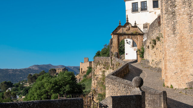 Arco de Felipe V y muralla medieval en el barrio antiguo de la hermosa villa de Ronda, Andaluc&iacute;a, Espa&ntilde;a