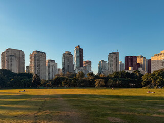Obraz premium Parque do Povo, Park in Sao Paulo with the modern skyline of Villa Olympia. Sao Paulo, Brazil.