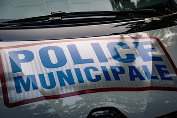 Une signalétique de police Municipale sur le capot d'une voiture de police © shocky