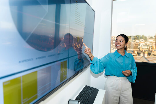 Businesswoman explains data on a screen in the office