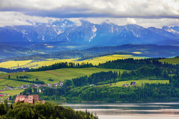 Pieniny-widok na Tatry oraz zamek w Czorsztynie © Janusz Lipiński