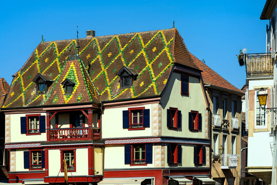 Wohn- und Gesch&auml;ftshaus mit bunten Dachziegeln  in Obernai