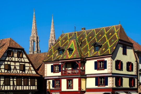 Wohn- und Gesch&auml;ftshaus mit bunten Dachziegeln  in Obernai
