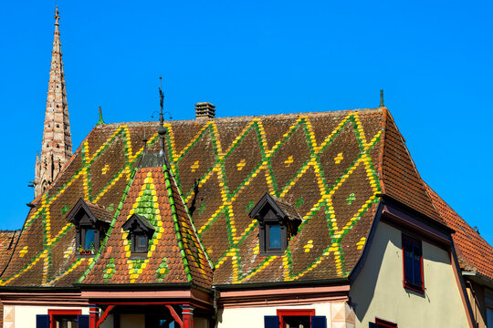 Wohn- und Gesch&auml;ftshaus mit bunten Dachziegeln in Obernai